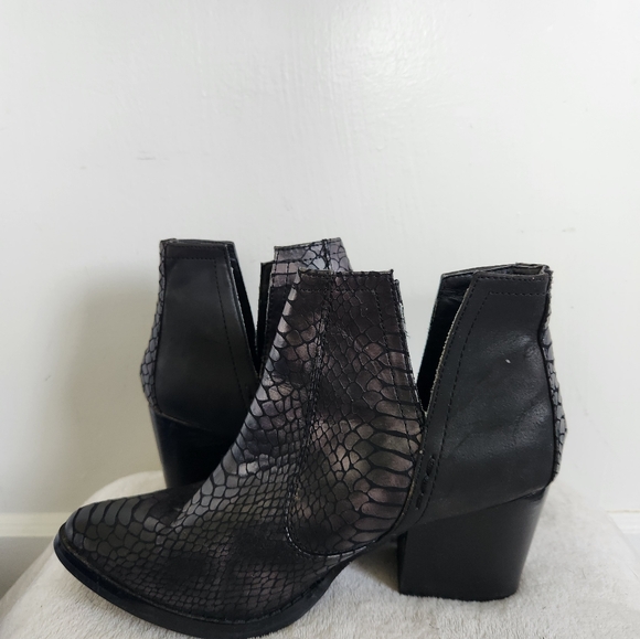 Laura Marano Not Rated Black Faux Leather 3" Heeled Boot Bootie Snakeskin Sz 8 - Picture 5 of 10